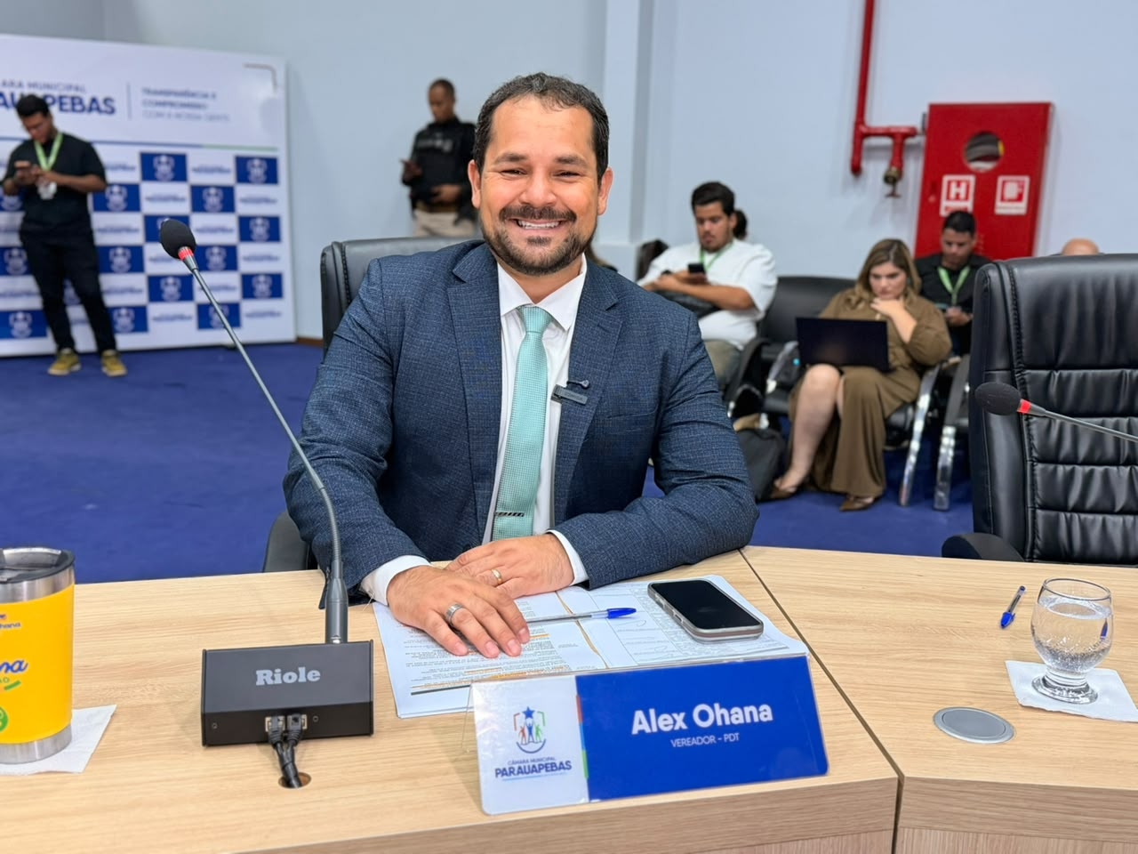 IAlex Ohana cobra informações sobre cobertura de especialistas na saúde, oferta de próteses dentárias e segurança da fiação elétrica pública